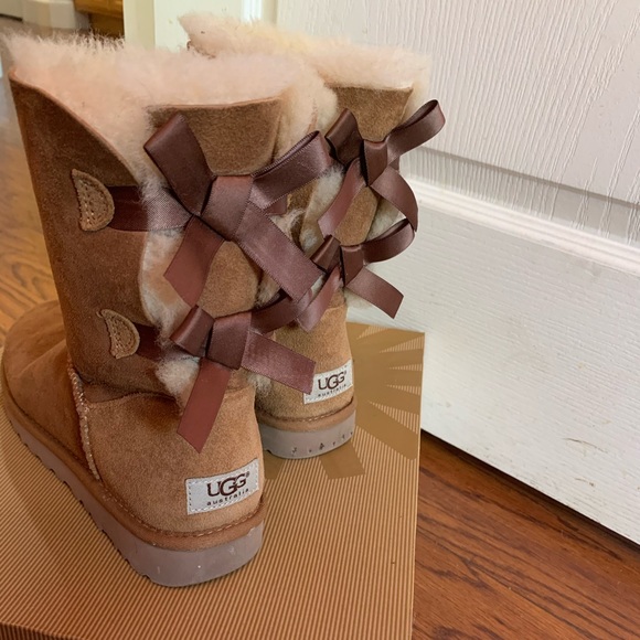 Tan Bailey  Bow Uggs - Picture 1 of 4